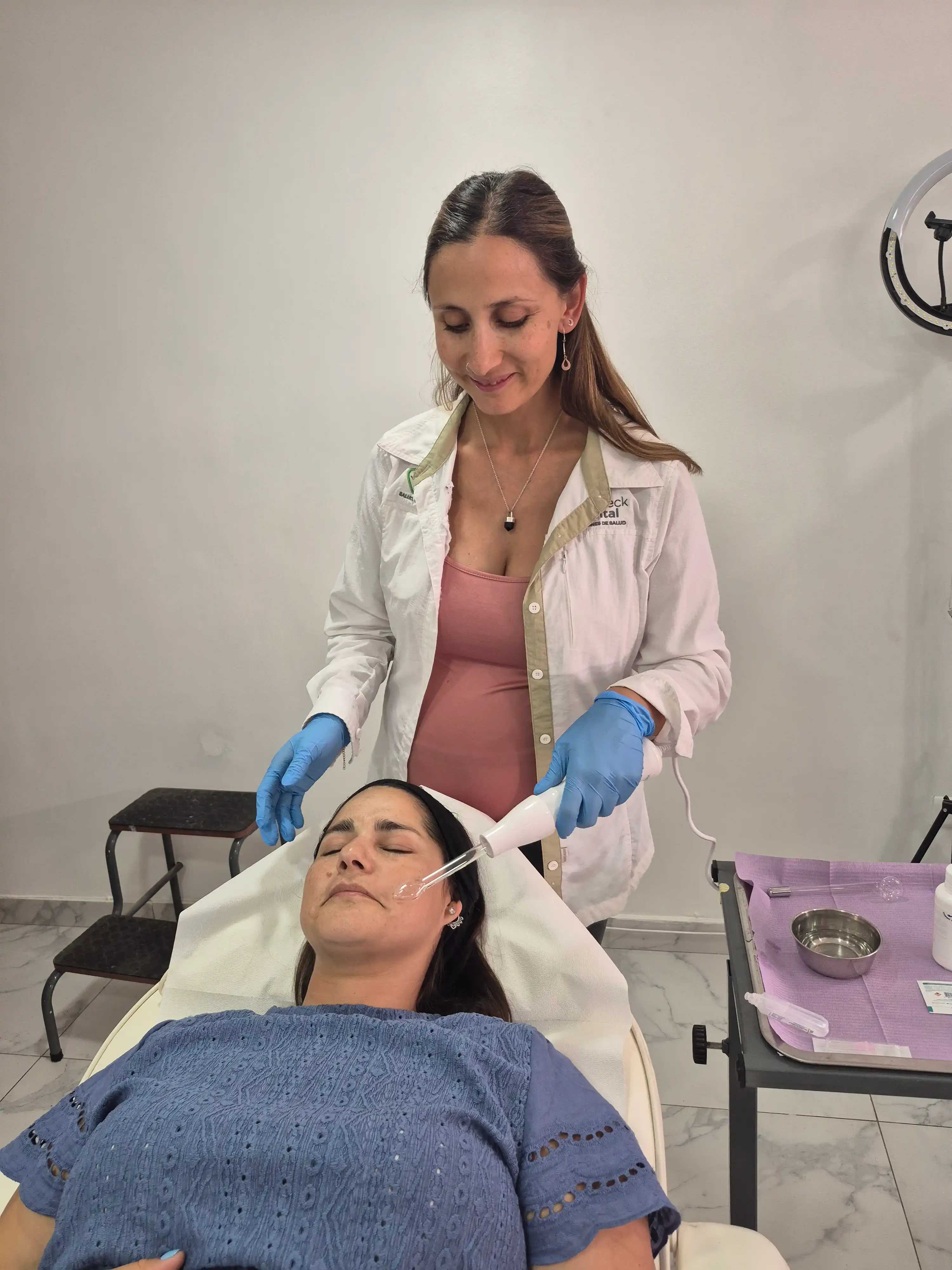 Alta Frecuencia CheckVital La Serena — Evelyn Briceño aplicando tratamiento